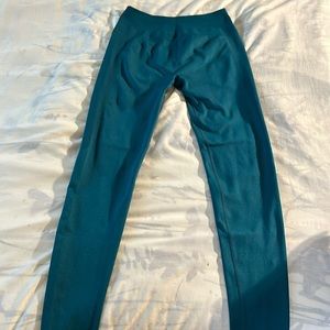 Aurola seamless scrunch leggings in color Deep Teal. Size Medium